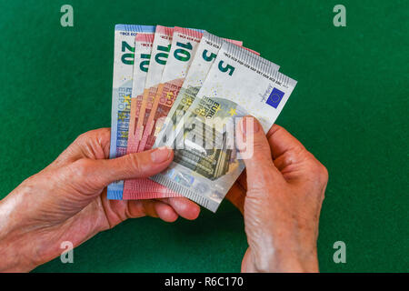 Photo symbolique, retraite, senior, mains, argent, Symbolfoto, rente, Seniorin, Haende, GELD Banque D'Images