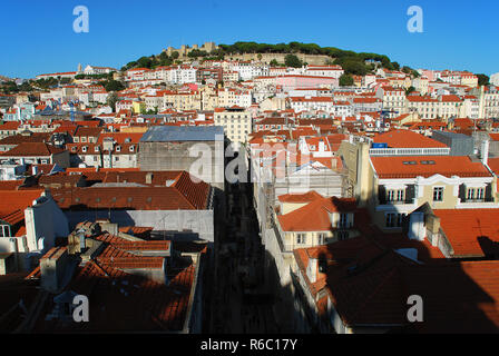 Vue aérienne du centre-ville de Lisbonne, Portugal. Dans l'arrière-plan le château Sao Jorge et de la région de Castelo et Mouraria Banque D'Images