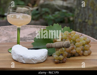 Des jus De jus de raisin avec un tas de raisins blancs et fromage, Still Life Banque D'Images