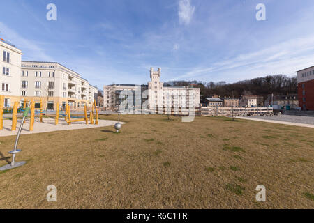 Jeux pour enfants en face de l'immeuble Pit Au Leipziger Strasse à Potsdam Banque D'Images