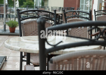 Des chaises à une table par temps de pluie Banque D'Images