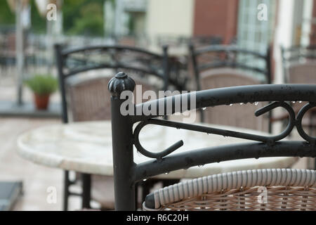 Des chaises à une table par temps de pluie Banque D'Images