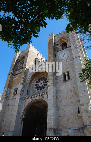 La Cathédrale de Lisbonne (en portugais : Santa Maria Maior de Lisboa ou Se de Lisboa) souvent appelé simplement le Se, une église catholique située à Lisbonne Banque D'Images