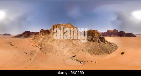 Vue panoramique à 360° de Panorama à 360 degrés d'un monolithe géant dans le désert du Wadi Rum, Jordanie, capturé avec le drone en vol