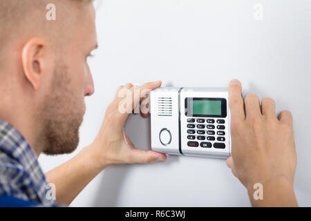 L'installation de système de sécurité réparateur Banque D'Images