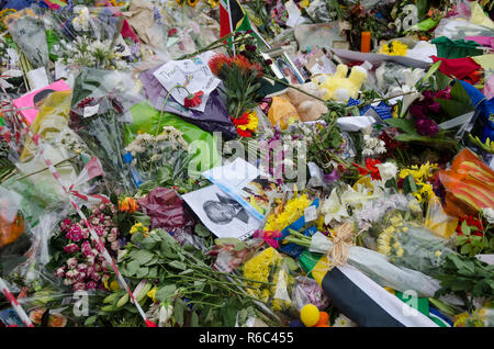 Tributs floraux s'accumuler en tas à l'extérieur de l'ancien président sud-africain Nelson Mandela's home à Houghton, Johannesburg, le 9 décembre 2013, ainsi que le score de personnes ont visité le site au cours de la fin de semaine. Le vétéran est décédé Jeudi, Décembre 5, 2013. PHOTO : EVA-LOTTA JANSSON Banque D'Images