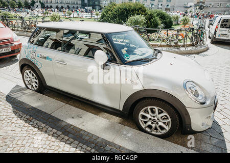 Allemagne, Berlin, 05 Septembre 2018 : une voiture électrique BMW pour la location d'une compagnie appelée DriveNow est stationné sur une rue de la ville. Location de voiture se fait par le biais d'une application mobile sur un téléphone mobile. Banque D'Images