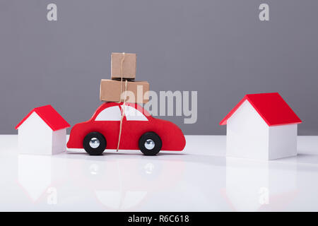 Transport de voiture de boîtes de carton d'une maison à l'autre Banque D'Images