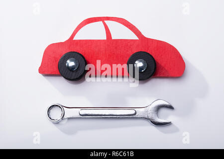 Portrait de la voiture rouge et la clé Banque D'Images