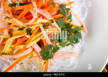 Vith salade de nouilles, légumes et bacon Banque D'Images