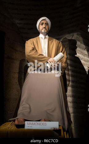 Cordoue, Espagne - 2018, sept 8th : sculpture grandeur nature de Maïmonide, philosophe juif séfarade médiévale. Calahorra Tower Museum, Cordoue, Espagne Banque D'Images