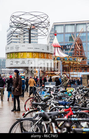 BERLIN, ALLEMAGNE - Mars, 2018 : l'Horloge universelle Urania situé sur la place publique d'Alexanderplatz dans Mitte, Berlin Banque D'Images