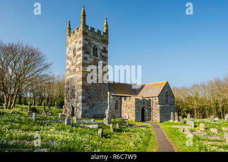 L'église médiévale de St Wynwallow dans le village de Landewednack, près de lézard, sur la Péninsule du Lézard de Cornwall, en Angleterre. Banque D'Images