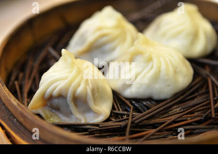 Soupe traditionnelle dumpling Xiao Long Bao Banque D'Images