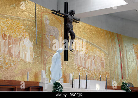 Fatima, Portugal - Mai 19, 2014 : l'autel de la nouvelle église de la Santissima Trindade voir le Christ et notre dame Banque D'Images