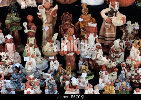 Vila do Conde, Portugal - 6 août 2014 : très petites figures de la céramique portugaise pour la vente à la foire artisanale annuelle de Vila do Conde (shallow focus) Banque D'Images