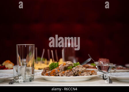 L'ASPIC sur la table dans un restaurant. Aussi connu comme des salades ou des salades en gélatine jello. L'Aspic est plat de cuisine ukrainienne traditionnelle Banque D'Images