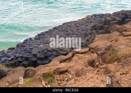 Formations rock hexagonal en forme de croissant à la tête de Fingal, Australie Banque D'Images