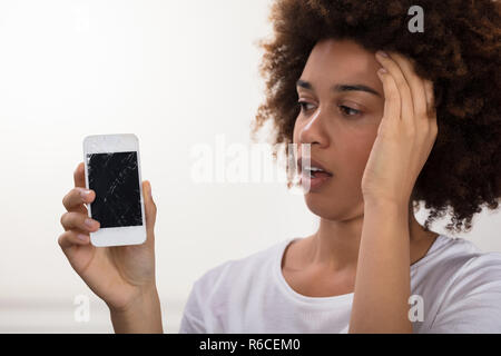 Broken Woman Holding Mobile Phone Banque D'Images