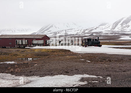 Ancienne gare et hut à Ny Alesund, îles Svalbard Banque D'Images