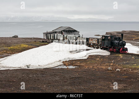 Vieux train industriel et en refuge à Ny Alesund, îles Svalbard Banque D'Images