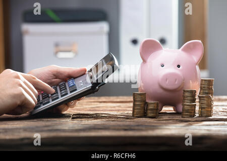 Close-up de l'homme d'affaires's Hand Using Calculator Banque D'Images