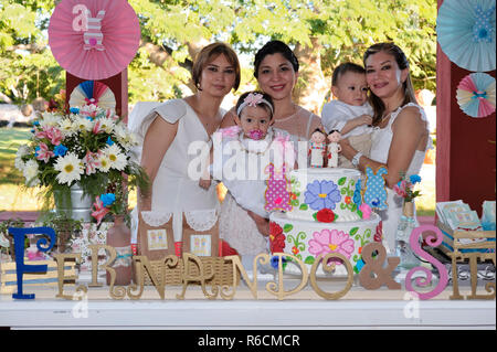 MERIDA, YUC/MEXIQUE : NOV 13, 2017 : portrait de groupe de trois soeurs avec juste baptisé bébé fille et garçon à leur parti. Mère sur le côté gauche. Banque D'Images