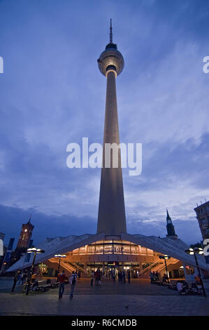 Allemagne, Berlin, Fernsehturm (tour de télévision) Banque D'Images