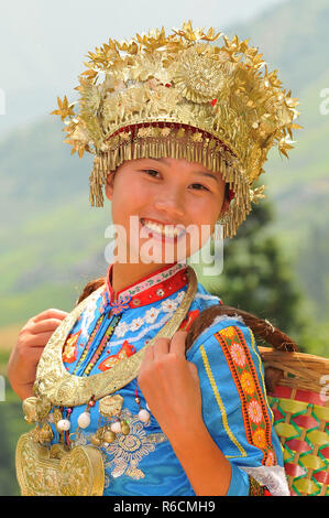 Chine, Province du Guangxi, Guilin, fille avec un costume traditionnel à Longsheng Rizières en terrasses Banque D'Images