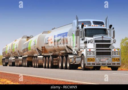 Australian Road Train Sur le côté d'une route, l'Outback du Territoire du Nord, Australie Banque D'Images