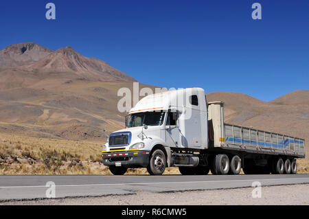 Pérou, camion sur l'autoroute panaméricaine Banque D'Images