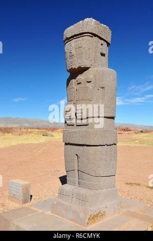 La Bolivie, Tiwanaku, Temple Kalasasaya, Ponce Stela dans la cour en contrebas Banque D'Images