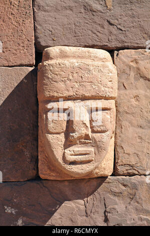 La Bolivie, Tiwanaku, Temple Kalasasaya, gros plan de tête en pierre de mortaise intégré à Wall Banque D'Images