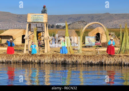 Pérou, Amérique du Sud, le Lac Titicaca, les Indiens Uros, Uros Ayamaras, Île flottante Banque D'Images