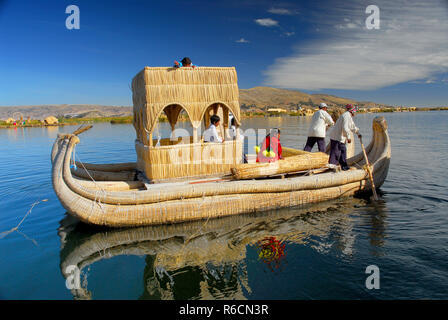 En Bateau traditionnel Uros Lac Titicaca Pérou Île flottante Banque D'Images