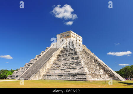 Chichen Itza, les ruines El Castillo au Mexique Temple de El Castillo Pyramide Kukulkan à Chichen Itza au Mexique l'une des nouvelles Sept Merveilles du Monde Banque D'Images