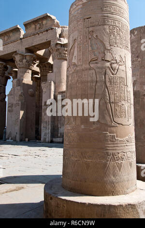 Bas-relief des images de dieux égyptiens et de hiéroglyphes gravés sur une colonne dans le Temple de Kom Ombo, l'Égypte. Banque D'Images