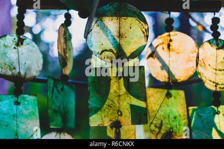 Wind Chimes verre brillants dans la lumière du soir et de la pendaison Banque D'Images