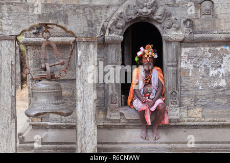 Le Népal, Katmandou, Sadhu saint homme dans le temple de Pashupatinath Banque D'Images