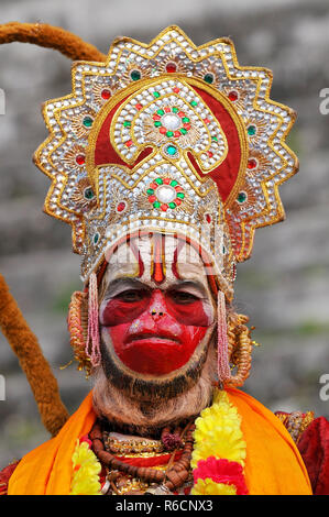 Saint homme habillé comme Hanuman, Katmandou, Népal Banque D'Images