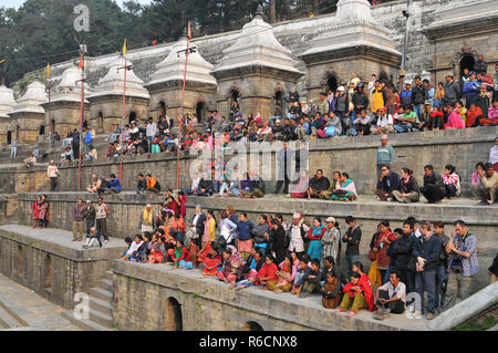 Le Népal, Katmandou, temple de Pashupatinath, cérémonie de crémation Banque D'Images