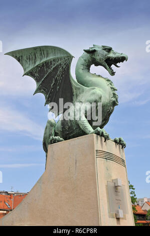 La Slovénie, Ljubljana, Bronze Dragon sur le Pont du Dragon, Ljubljana Banque D'Images