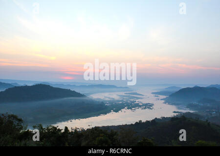 Les montagnes depuis Phu Huay Isan dans Nong Khai, Thaïlande. Banque D'Images