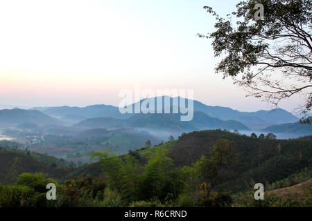 Les montagnes depuis Phu Huay Isan dans Nong Khai, Thaïlande. Banque D'Images