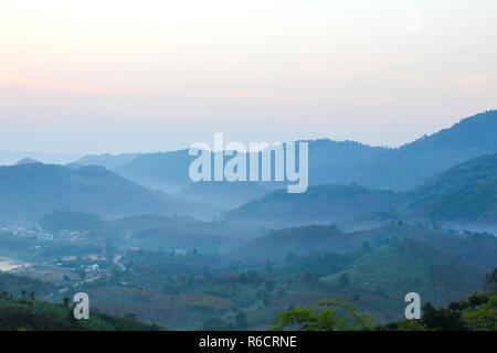 Les montagnes depuis Phu Huay Isan dans Nong Khai, Thaïlande. Banque D'Images