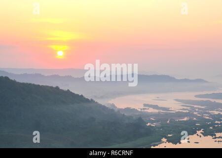 Lever du soleil sur les montagnes de la brume et de Phu Huay Isan dans Nong Khai, Thaïlande. Banque D'Images