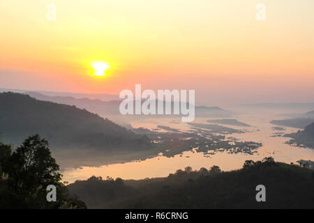 Lever du soleil sur les montagnes de la brume et de Phu Huay Isan dans Nong Khai, Thaïlande. Banque D'Images