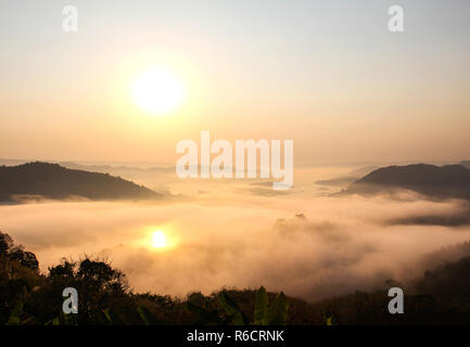 Lever du soleil sur les montagnes de la brume et de Phu Huay Isan dans Nong Khai, Thaïlande. Banque D'Images