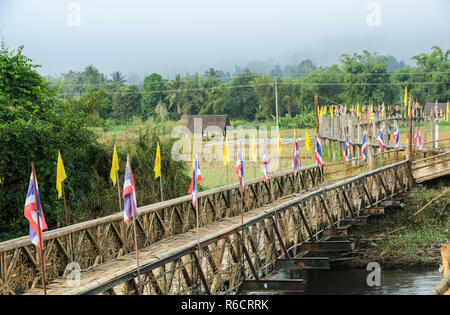 Vieux pont de bambou note de champ de riz en Thaïlande Banque D'Images