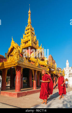 Les moines bouddhistes débutants balade autour du complexe sacré Shwezigon Paya, l'un des plus vénérés du Myanmar pagodes, dans Nyaung U, Bagan, Myanmar (Birmanie) Banque D'Images